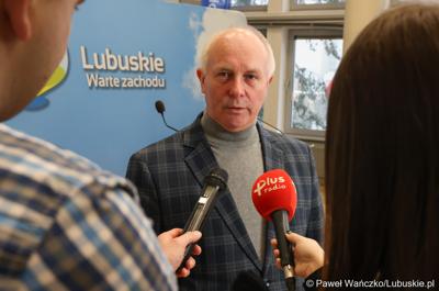 Wicemarszałek Województwa Lubuskiego Zbigniew Kołodziej oraz dyr Departamentu Programów Rozwoju Obszarów Wiejskich UMWL Arkadiusz Dąbrowski podczas konferencji prasowej na temat wsparcia dla organizacji pozarządowych w ramach: Lubuskiej Odnowy Wsi, Rodzinnych Ogrodów Działkowych oraz infrastruktury piłkarskiej