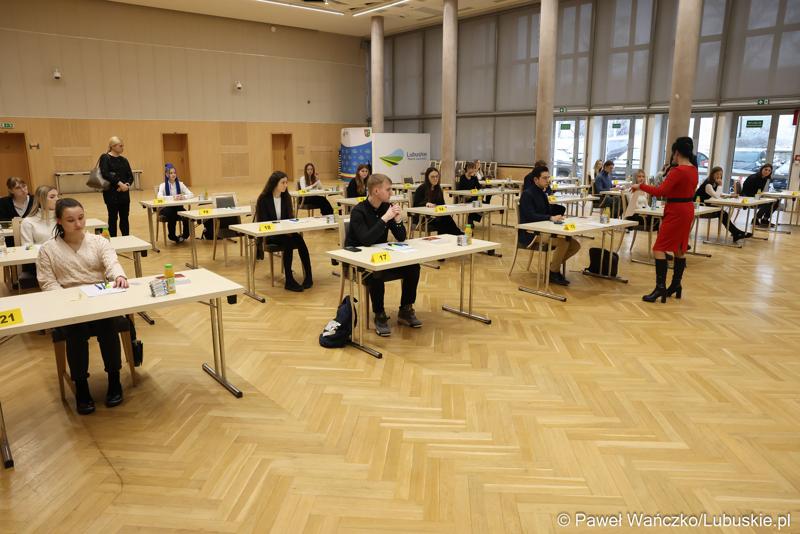 Uczestnicy zawodów okręgowych XXXVII Olimpiady Wiedzy Ekonomicznej w Urzeędzie Marszałkowskim Województwa Lubuskiego w Zielonej Górze