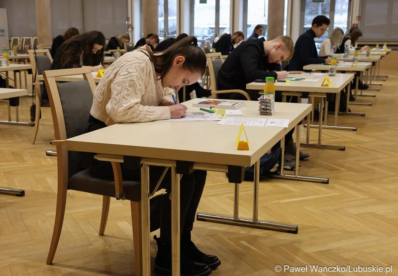 Uczestnicy zawodów okręgowych XXXVII Olimpiady Wiedzy Ekonomicznej w Urzeędzie Marszałkowskim Województwa Lubuskiego w Zielonej Górze