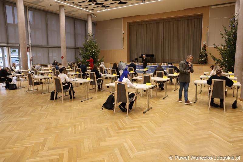 Uczestnicy zawodów okręgowych XXXVII Olimpiady Wiedzy Ekonomicznej w Urzeędzie Marszałkowskim Województwa Lubuskiego w Zielonej Górze