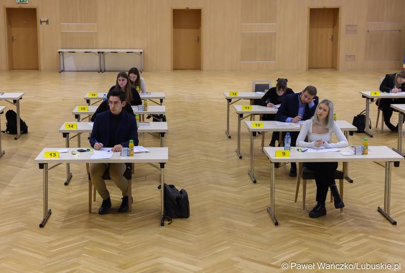 Uczestnicy zawodów okręgowych XXXVII Olimpiady Wiedzy Ekonomicznej w Urzeędzie Marszałkowskim Województwa Lubuskiego w Zielonej Górze