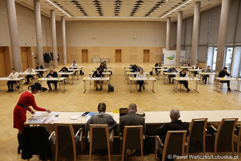 Uczestnicy zawodów okręgowych XXXVII Olimpiady Wiedzy Ekonomicznej w Urzeędzie Marszałkowskim Województwa Lubuskiego w Zielonej Górze