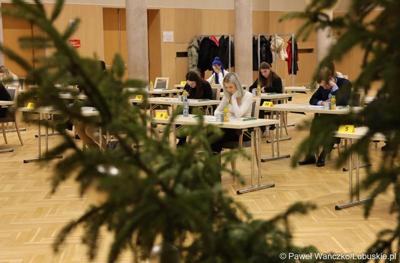 Uczestnicy zawodów okręgowych XXXVII Olimpiady Wiedzy Ekonomicznej w Urzeędzie Marszałkowskim Województwa Lubuskiego w Zielonej Górze