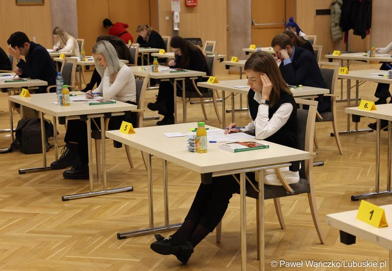 Uczestnicy zawodów okręgowych XXXVII Olimpiady Wiedzy Ekonomicznej w Urzeędzie Marszałkowskim Województwa Lubuskiego w Zielonej Górze