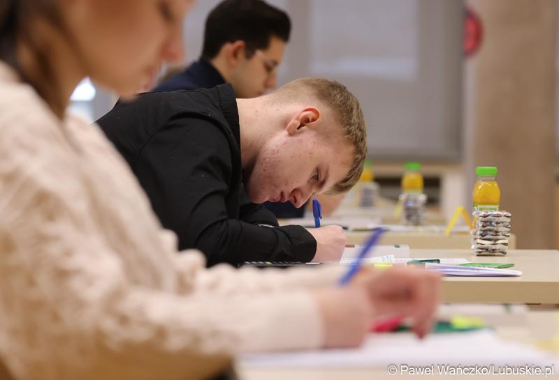 Uczestniczk zawodów okręgowych XXXVII Olimpiady Wiedzy Ekonomicznej w Urzeędzie Marszałkowskim Województwa Lubuskiego w Zielonej Górze