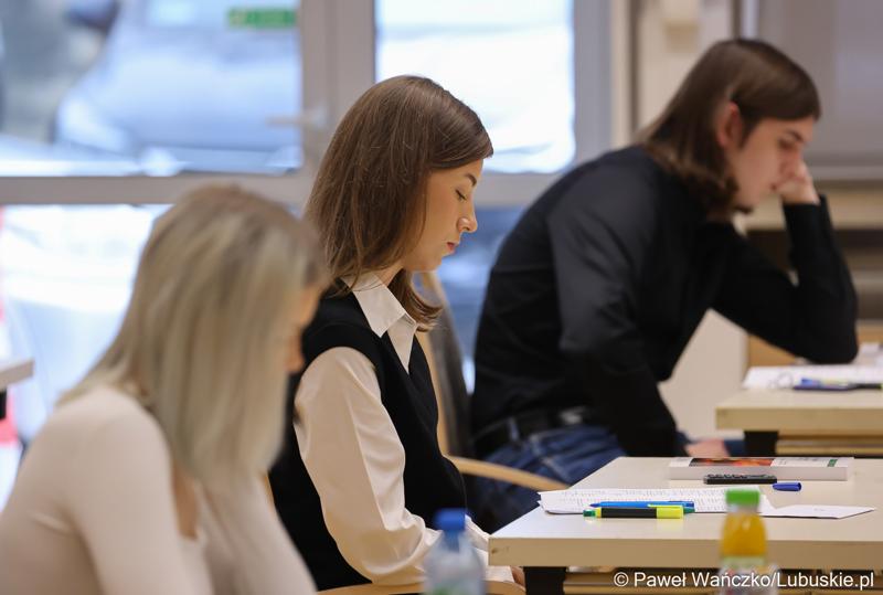 Uczestnicy zawodów okręgowych XXXVII Olimpiady Wiedzy Ekonomicznej w Urzeędzie Marszałkowskim Województwa Lubuskiego w Zielonej Górze