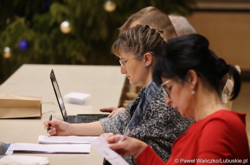 Uczestnicy zawodów okręgowych XXXVII Olimpiady Wiedzy Ekonomicznej w Urzeędzie Marszałkowskim Województwa Lubuskiego w Zielonej Górze