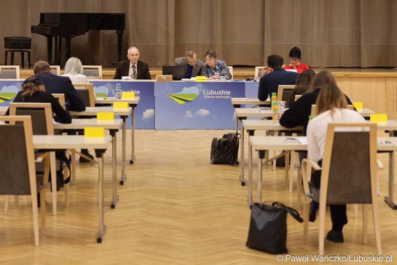 Uczestnicy zawodów okręgowych XXXVII Olimpiady Wiedzy Ekonomicznej w Urzeędzie Marszałkowskim Województwa Lubuskiego w Zielonej Górze