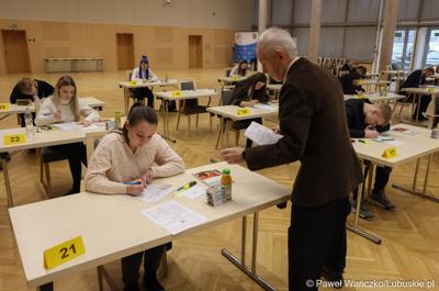 Uczestnicy zawodów okręgowych XXXVII Olimpiady Wiedzy Ekonomicznej w Urzeędzie Marszałkowskim Województwa Lubuskiego w Zielonej Górze 