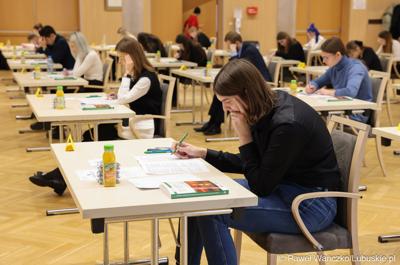 Uczestnicy zawodów okręgowych XXXVII Olimpiady Wiedzy Ekonomicznej w Urzeędzie Marszałkowskim Województwa Lubuskiego w Zielonej Górze 