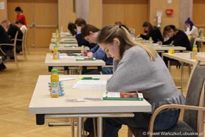 Uczestnicy zawodów okręgowych XXXVII Olimpiady Wiedzy Ekonomicznej w Urzeędzie Marszałkowskim Województwa Lubuskiego w Zielonej Górze 