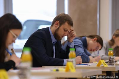 Uczestnicy zawodów okręgowych XXXVII Olimpiady Wiedzy Ekonomicznej w Urzeędzie Marszałkowskim Województwa Lubuskiego w Zielonej Górze 