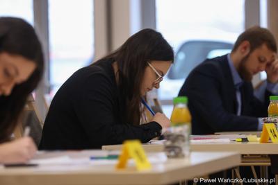 Uczestnicy zawodów okręgowych XXXVII Olimpiady Wiedzy Ekonomicznej w Urzeędzie Marszałkowskim Województwa Lubuskiego w Zielonej Górze 