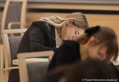 Uczestnicy zawodów okręgowych XXXVII Olimpiady Wiedzy Ekonomicznej w Urzeędzie Marszałkowskim Województwa Lubuskiego w Zielonej Górze 