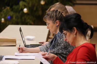 Uczestnicy zawodów okręgowych XXXVII Olimpiady Wiedzy Ekonomicznej w Urzeędzie Marszałkowskim Województwa Lubuskiego w Zielonej Górze 