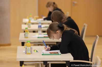 Uczestnicy zawodów okręgowych XXXVII Olimpiady Wiedzy Ekonomicznej w Urzeędzie Marszałkowskim Województwa Lubuskiego w Zielonej Górze 