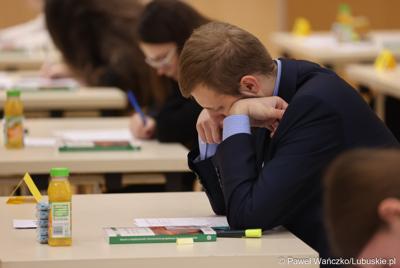 Uczestnicy zawodów okręgowych XXXVII Olimpiady Wiedzy Ekonomicznej w Urzeędzie Marszałkowskim Województwa Lubuskiego w Zielonej Górze 