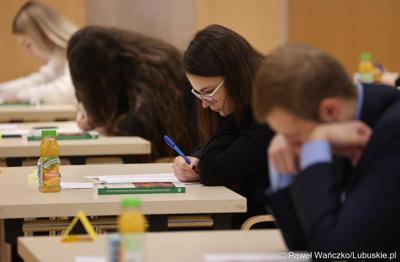 Uczestnicy zawodów okręgowych XXXVII Olimpiady Wiedzy Ekonomicznej w Urzeędzie Marszałkowskim Województwa Lubuskiego w Zielonej Górze 