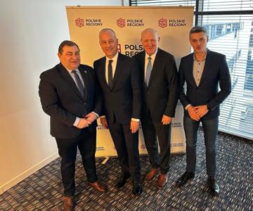 Od lewej: Zarządu Województwa Lubuskiego Grzegorz Potęga, marszałek województwa lubuskiego Marcin Jabłoński, przewodniczący Sejmiku Województwa Lubuskiego Wacław Maciuszonek oraz radny Województwa Lubuskiego Sebastian Ciemnoczołowski. 
