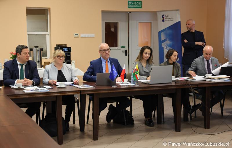 Uczestnicy  spotkania Partnerstwa „Razem dla wspólnego rozwoju: Trzciel, Pszczew, Szczaniec, Zbąszynek, Babimost, Kargowa, Trzebiechów, Bojadła, Przytoczna” w Lutolu Mokrym