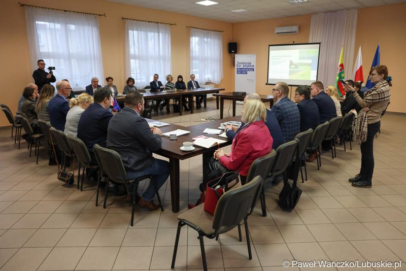 Uczestnicy  spotkania Partnerstwa „Razem dla wspólnego rozwoju: Trzciel, Pszczew, Szczaniec, Zbąszynek, Babimost, Kargowa, Trzebiechów, Bojadła, Przytoczna” w Lutolu Mokrym