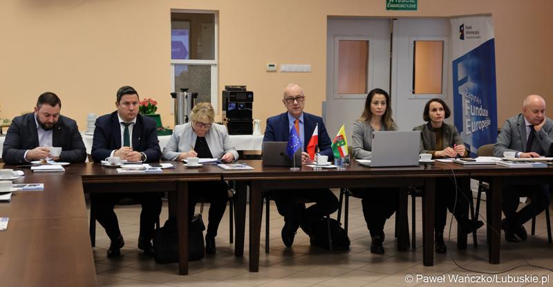 Uczestnicy  spotkania Partnerstwa „Razem dla wspólnego rozwoju: Trzciel, Pszczew, Szczaniec, Zbąszynek, Babimost, Kargowa, Trzebiechów, Bojadła, Przytoczna” w Lutolu Mokrym