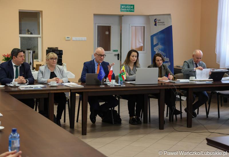 Uczestnicy  spotkania Partnerstwa „Razem dla wspólnego rozwoju: Trzciel, Pszczew, Szczaniec, Zbąszynek, Babimost, Kargowa, Trzebiechów, Bojadła, Przytoczna” w Lutolu Mokrym