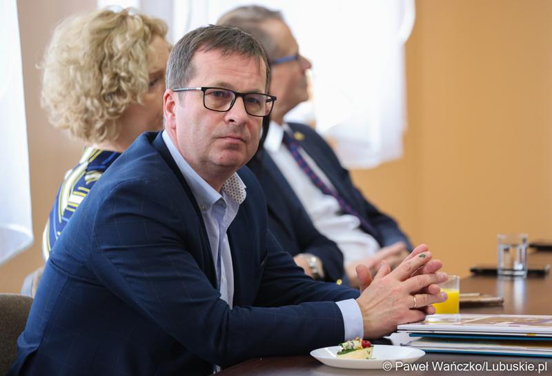 Uczestnicy  spotkania Partnerstwa „Razem dla wspólnego rozwoju: Trzciel, Pszczew, Szczaniec, Zbąszynek, Babimost, Kargowa, Trzebiechów, Bojadła, Przytoczna” w Lutolu Mokrym