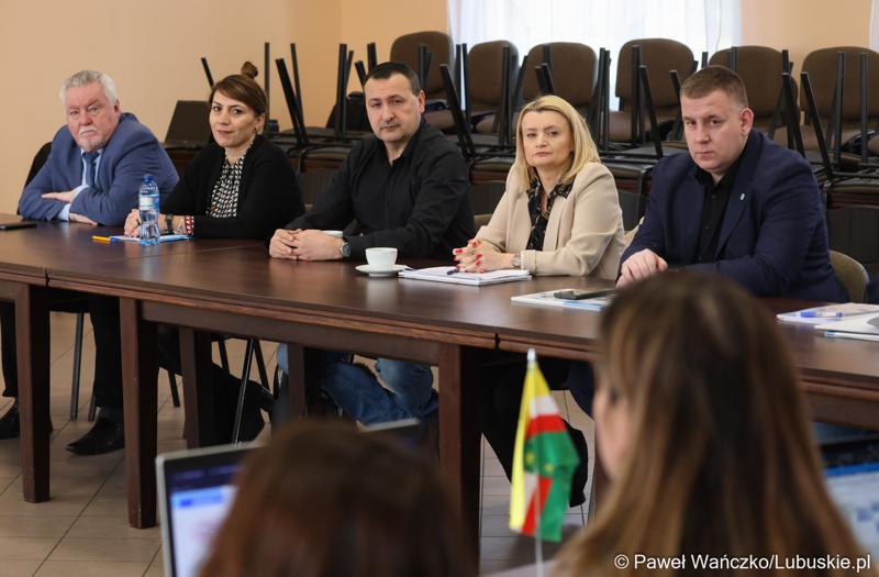 Uczestnicy  spotkania Partnerstwa „Razem dla wspólnego rozwoju: Trzciel, Pszczew, Szczaniec, Zbąszynek, Babimost, Kargowa, Trzebiechów, Bojadła, Przytoczna” w Lutolu Mokrym
