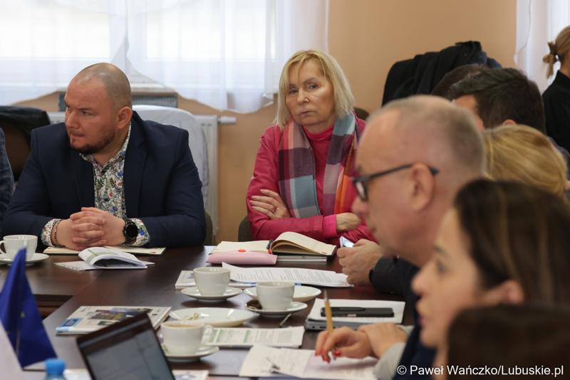 Uczestnicy  spotkania Partnerstwa „Razem dla wspólnego rozwoju: Trzciel, Pszczew, Szczaniec, Zbąszynek, Babimost, Kargowa, Trzebiechów, Bojadła, Przytoczna” w Lutolu Mokrym