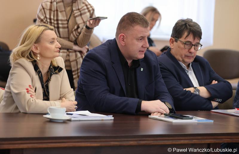 Uczestnicy  spotkania Partnerstwa „Razem dla wspólnego rozwoju: Trzciel, Pszczew, Szczaniec, Zbąszynek, Babimost, Kargowa, Trzebiechów, Bojadła, Przytoczna” w Lutolu Mokrym
