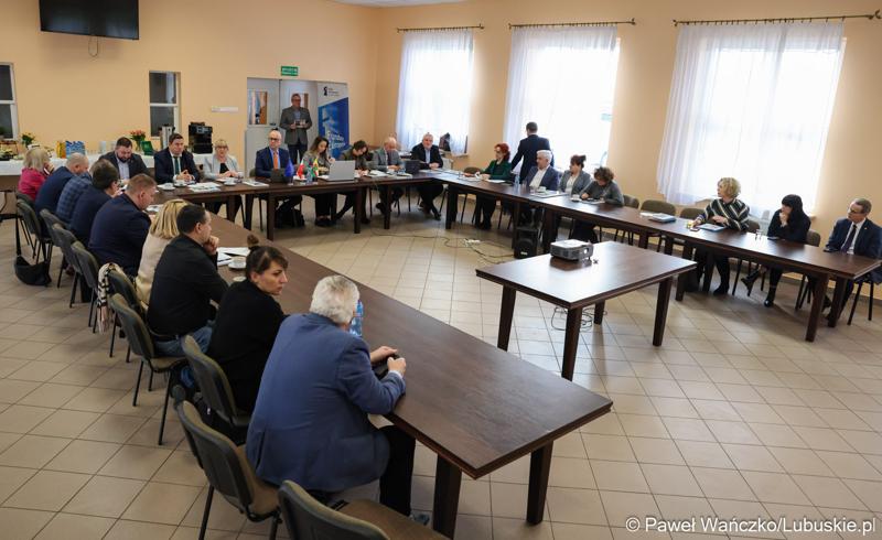 Uczestnicy  spotkania Partnerstwa „Razem dla wspólnego rozwoju: Trzciel, Pszczew, Szczaniec, Zbąszynek, Babimost, Kargowa, Trzebiechów, Bojadła, Przytoczna” w Lutolu Mokrym