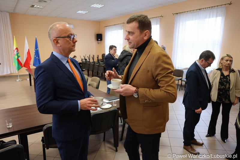 Uczestnicy  spotkania Partnerstwa „Razem dla wspólnego rozwoju: Trzciel, Pszczew, Szczaniec, Zbąszynek, Babimost, Kargowa, Trzebiechów, Bojadła, Przytoczna” w Lutolu Mokrym