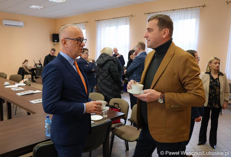 Uczestnicy  spotkania Partnerstwa „Razem dla wspólnego rozwoju: Trzciel, Pszczew, Szczaniec, Zbąszynek, Babimost, Kargowa, Trzebiechów, Bojadła, Przytoczna” w Lutolu Mokrym