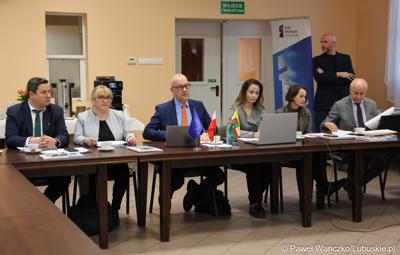 Uczestnicy  spotkania Partnerstwa „Razem dla wspólnego rozwoju: Trzciel, Pszczew, Szczaniec, Zbąszynek, Babimost, Kargowa, Trzebiechów, Bojadła, Przytoczna” w Lutolu Mokrym 