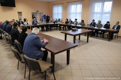 Uczestnicy  spotkania Partnerstwa „Razem dla wspólnego rozwoju: Trzciel, Pszczew, Szczaniec, Zbąszynek, Babimost, Kargowa, Trzebiechów, Bojadła, Przytoczna” w Lutolu Mokrym 