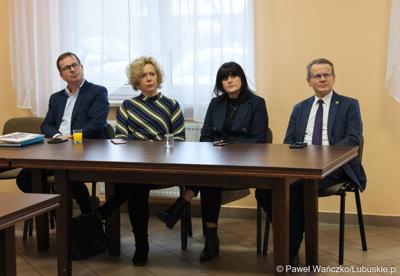 Uczestnicy  spotkania Partnerstwa „Razem dla wspólnego rozwoju: Trzciel, Pszczew, Szczaniec, Zbąszynek, Babimost, Kargowa, Trzebiechów, Bojadła, Przytoczna” w Lutolu Mokrym 