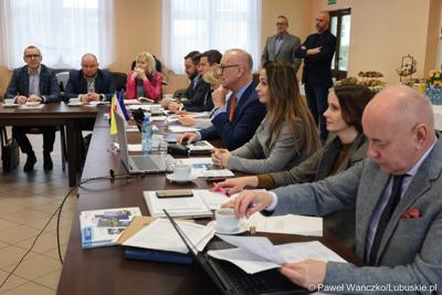 Uczestnicy  spotkania Partnerstwa „Razem dla wspólnego rozwoju: Trzciel, Pszczew, Szczaniec, Zbąszynek, Babimost, Kargowa, Trzebiechów, Bojadła, Przytoczna” w Lutolu Mokrym 