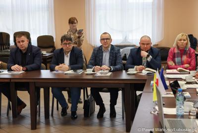 Uczestnicy  spotkania Partnerstwa „Razem dla wspólnego rozwoju: Trzciel, Pszczew, Szczaniec, Zbąszynek, Babimost, Kargowa, Trzebiechów, Bojadła, Przytoczna” w Lutolu Mokrym 