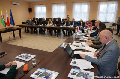 Uczestnicy  spotkania Partnerstwa „Razem dla wspólnego rozwoju: Trzciel, Pszczew, Szczaniec, Zbąszynek, Babimost, Kargowa, Trzebiechów, Bojadła, Przytoczna” w Lutolu Mokrym 