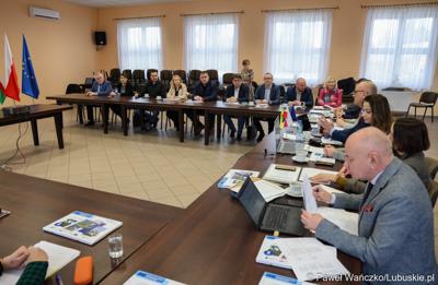 Uczestnicy  spotkania Partnerstwa „Razem dla wspólnego rozwoju: Trzciel, Pszczew, Szczaniec, Zbąszynek, Babimost, Kargowa, Trzebiechów, Bojadła, Przytoczna” w Lutolu Mokrym 