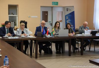 Uczestnicy  spotkania Partnerstwa „Razem dla wspólnego rozwoju: Trzciel, Pszczew, Szczaniec, Zbąszynek, Babimost, Kargowa, Trzebiechów, Bojadła, Przytoczna” w Lutolu Mokrym 