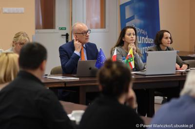 Uczestnicy  spotkania Partnerstwa „Razem dla wspólnego rozwoju: Trzciel, Pszczew, Szczaniec, Zbąszynek, Babimost, Kargowa, Trzebiechów, Bojadła, Przytoczna” w Lutolu Mokrym 