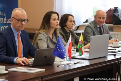 Uczestnicy  spotkania Partnerstwa „Razem dla wspólnego rozwoju: Trzciel, Pszczew, Szczaniec, Zbąszynek, Babimost, Kargowa, Trzebiechów, Bojadła, Przytoczna” w Lutolu Mokrym 