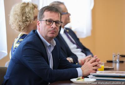 Uczestnicy  spotkania Partnerstwa „Razem dla wspólnego rozwoju: Trzciel, Pszczew, Szczaniec, Zbąszynek, Babimost, Kargowa, Trzebiechów, Bojadła, Przytoczna” w Lutolu Mokrym 