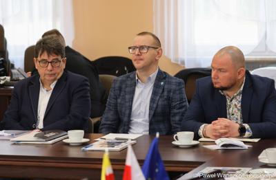 Uczestnicy  spotkania Partnerstwa „Razem dla wspólnego rozwoju: Trzciel, Pszczew, Szczaniec, Zbąszynek, Babimost, Kargowa, Trzebiechów, Bojadła, Przytoczna” w Lutolu Mokrym 