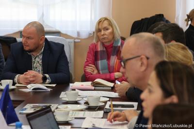 Uczestnicy  spotkania Partnerstwa „Razem dla wspólnego rozwoju: Trzciel, Pszczew, Szczaniec, Zbąszynek, Babimost, Kargowa, Trzebiechów, Bojadła, Przytoczna” w Lutolu Mokrym 