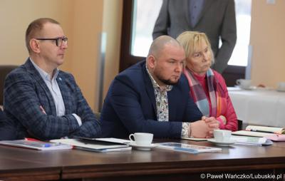 Uczestnicy  spotkania Partnerstwa „Razem dla wspólnego rozwoju: Trzciel, Pszczew, Szczaniec, Zbąszynek, Babimost, Kargowa, Trzebiechów, Bojadła, Przytoczna” w Lutolu Mokrym 