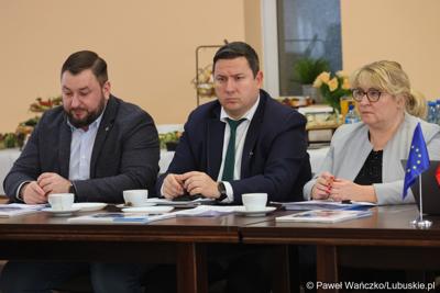 Uczestnicy  spotkania Partnerstwa „Razem dla wspólnego rozwoju: Trzciel, Pszczew, Szczaniec, Zbąszynek, Babimost, Kargowa, Trzebiechów, Bojadła, Przytoczna” w Lutolu Mokrym 