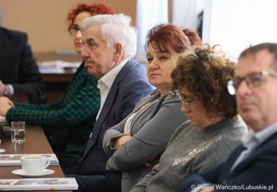 Uczestnicy  spotkania Partnerstwa „Razem dla wspólnego rozwoju: Trzciel, Pszczew, Szczaniec, Zbąszynek, Babimost, Kargowa, Trzebiechów, Bojadła, Przytoczna” w Lutolu Mokrym 